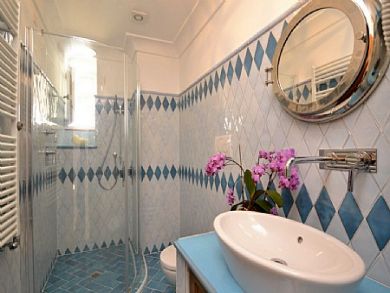 Private villa sleeps 6 in Praiano with pool by the Sea